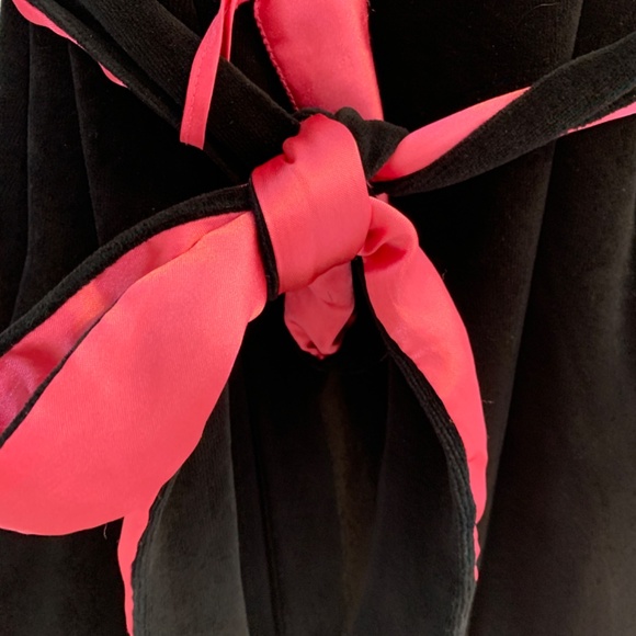 Betsey Johnson Black Velvet Short Robe Size Medium Pink Satin Bell Sleeve - Picture 9 of 11